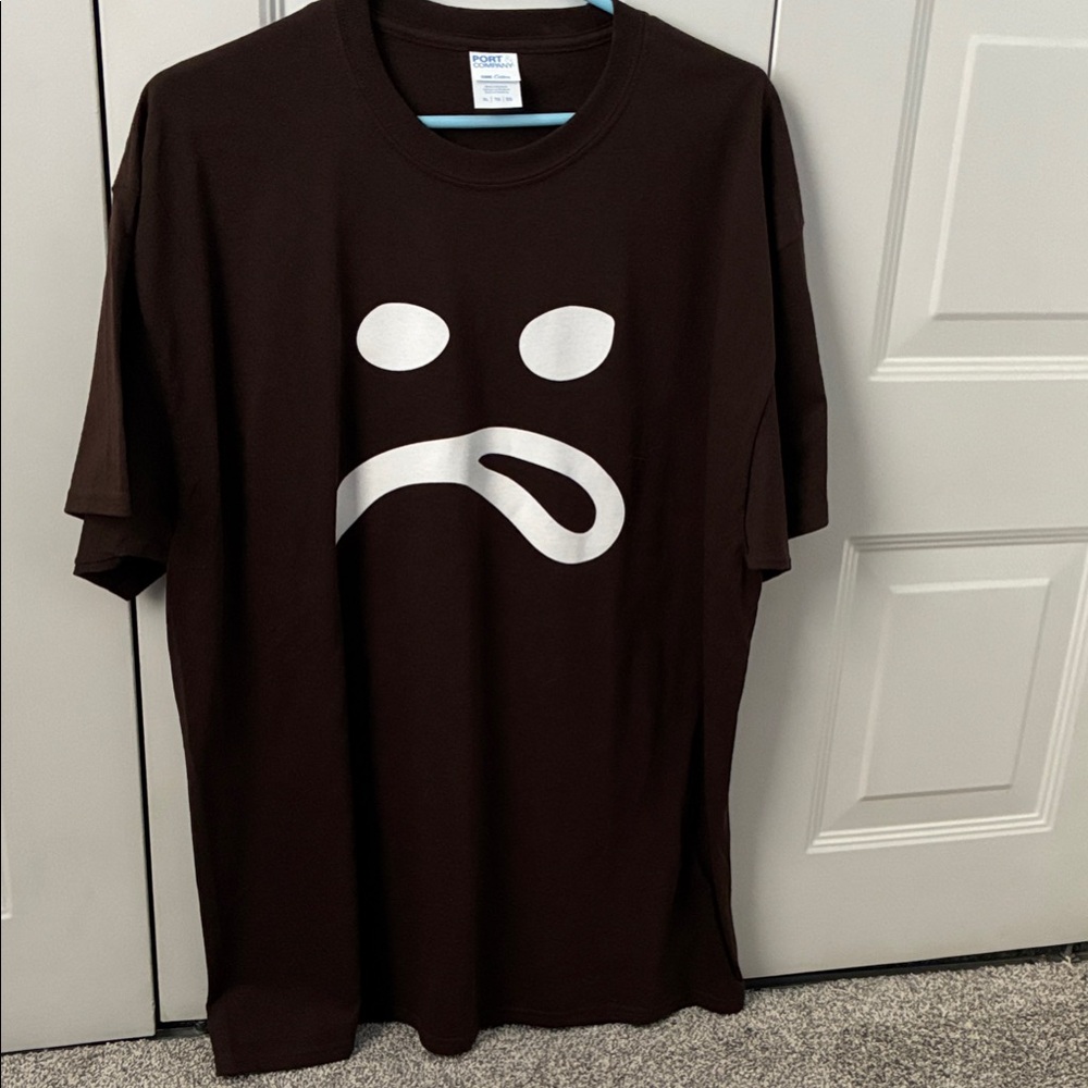 Brown T-Shirt with White Graphic Never worn
Featuring Frownie Brownie